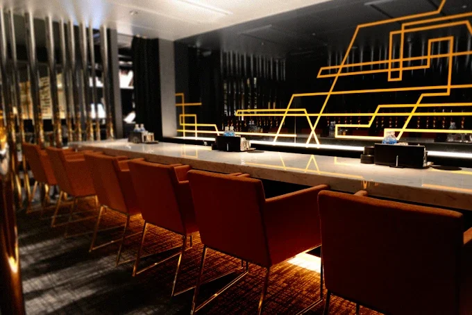 北新地 CLUB A（エース）の金のラインアートのカウンター
