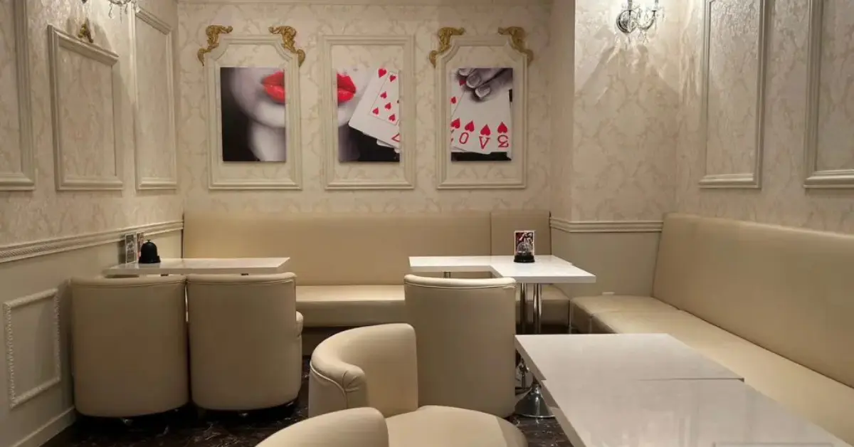 {恵比寿 ウィンラウンジ(wynn lounge)}のメインフロアをソファ側から撮影した店内内装