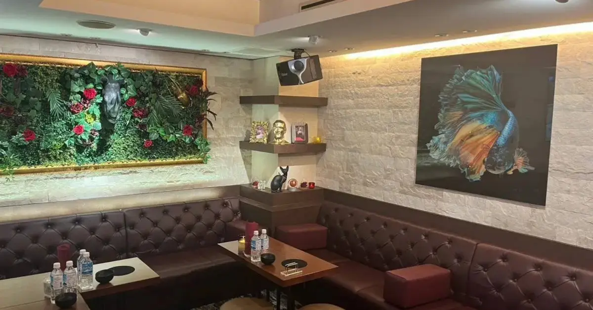 ｛銀座 カクレガ（kakurega）｝のメインフロアを撮影した店内内装