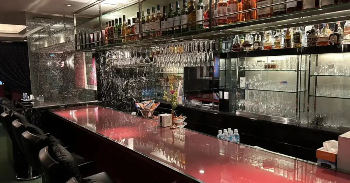 {銀座 りぼん(リボン)}のカウンター席をを撮影した店内内装