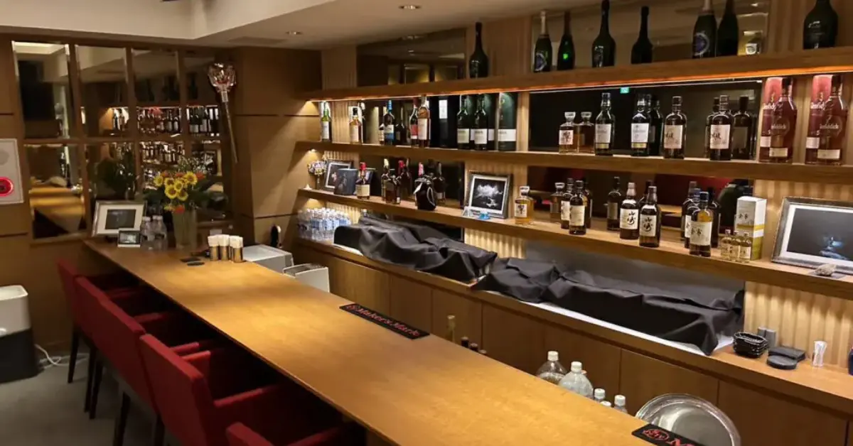 ｛銀座 るぽ（ルポ）｝のカウンターを撮影した店内内装