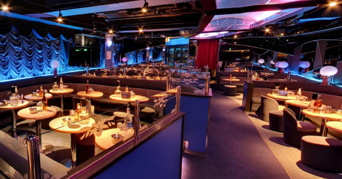 ｛五反田 別世界 （ベツセカイ）｝のメインフロアを撮影した店内内装