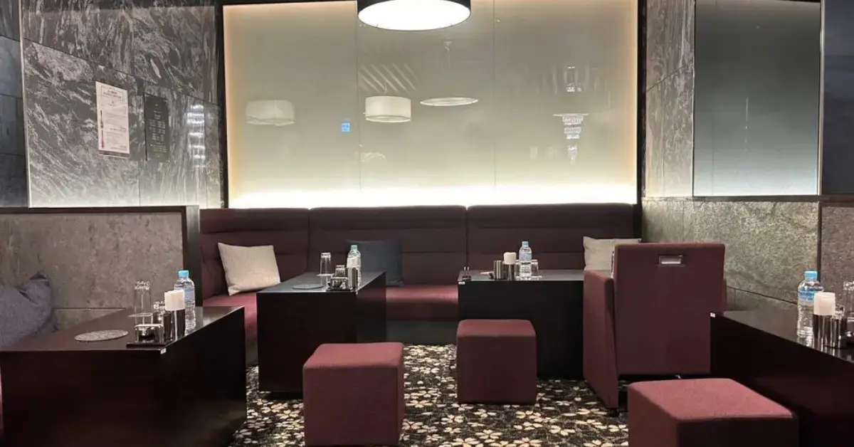 ｛五反田 新世界 （シンセカイ）｝のメインフロア 店内内装 ソファ側から撮影