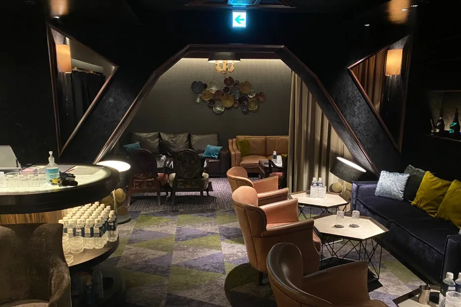 池袋東口レッドシューズ 店内写真