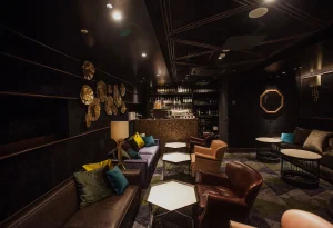 池袋東口レッドシューズ 店内写真