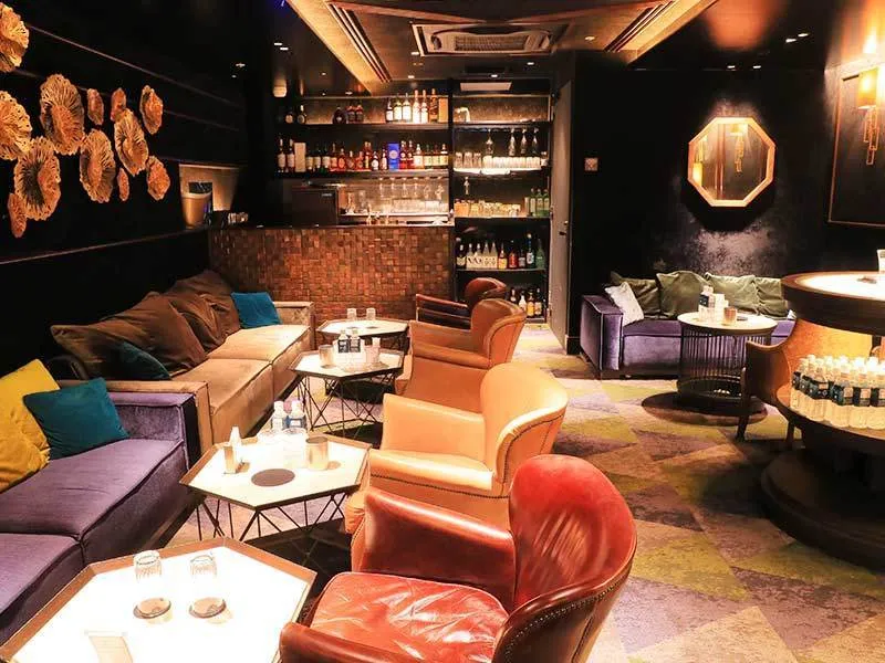 池袋東口レッドシューズ 店内写真