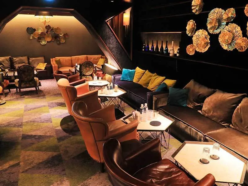 池袋東口レッドシューズ 店内写真