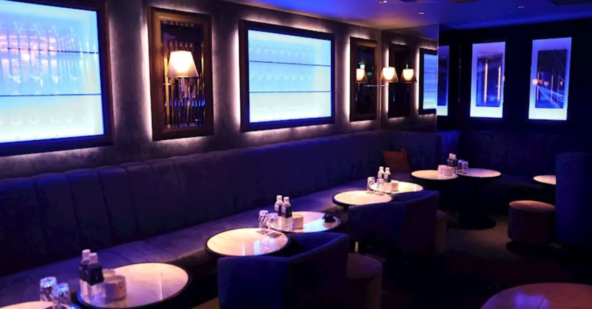 ｛自由が丘 わたりだこ （ワタリダコ）｝のメインフロアをテーブル側から撮影した店内内装