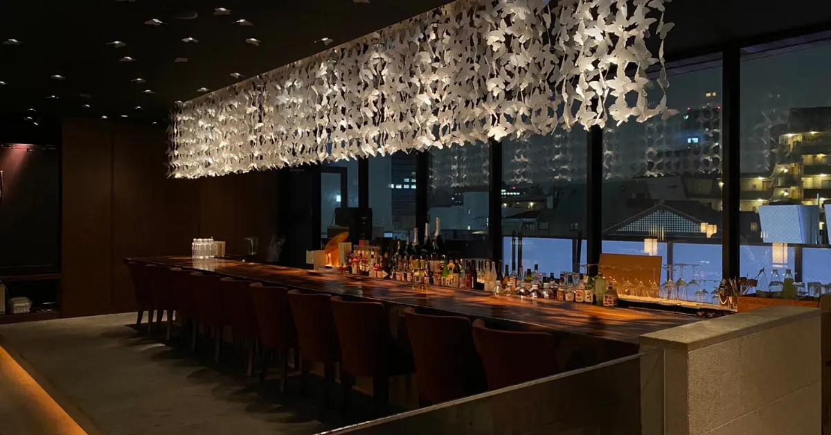 ｛神楽坂 蝶蝶（チョウチョウ）｝のカウンター席を撮影した店内内装