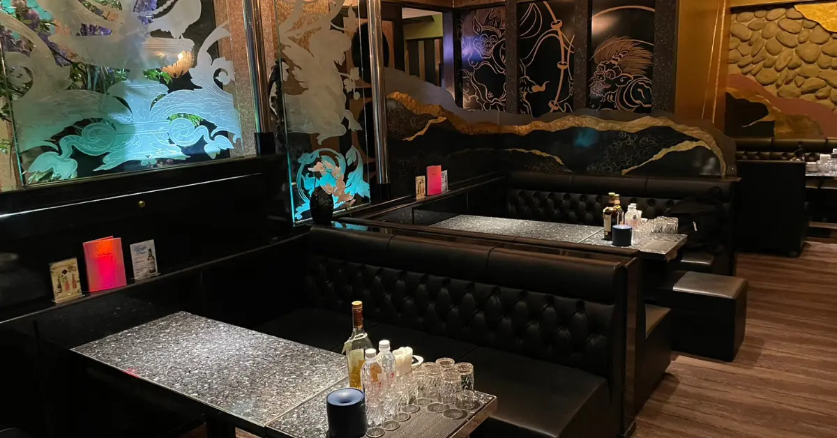 ｛神楽坂 蝶蝶（チョウチョウ）｝のメインフロアをテーブル側から撮影した店内内装