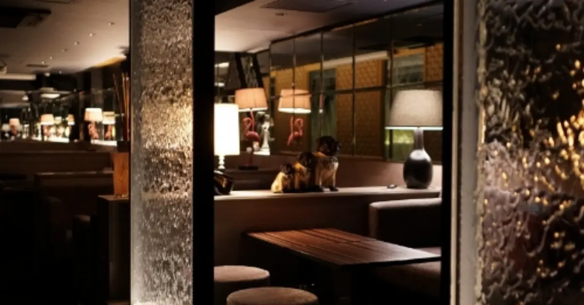 ｛神田 カメリアビアンコ （camelia bianco）｝のメインフロア 通路側から撮影 店内内装