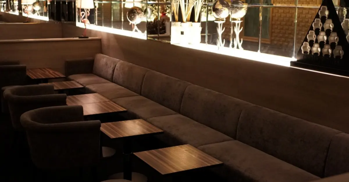 ｛神田 カメリアビアンコ （camelia bianco）｝のメインフロア 店内内装