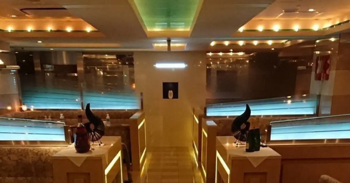 西新宿セクレのメインフロア（店内内装・通路側から撮影） - キャバクラ体入求人