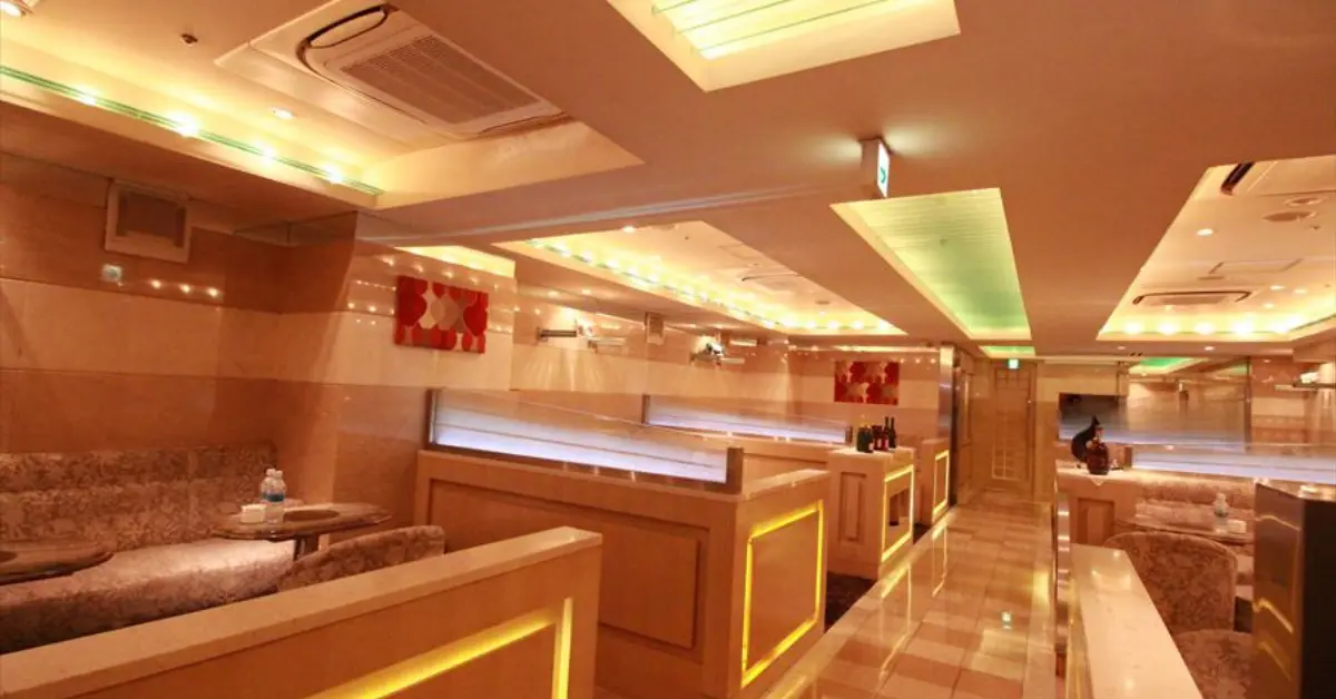 西新宿セクレのメインフロア（店内内装・テーブルから撮影） - キャバクラ体入求人