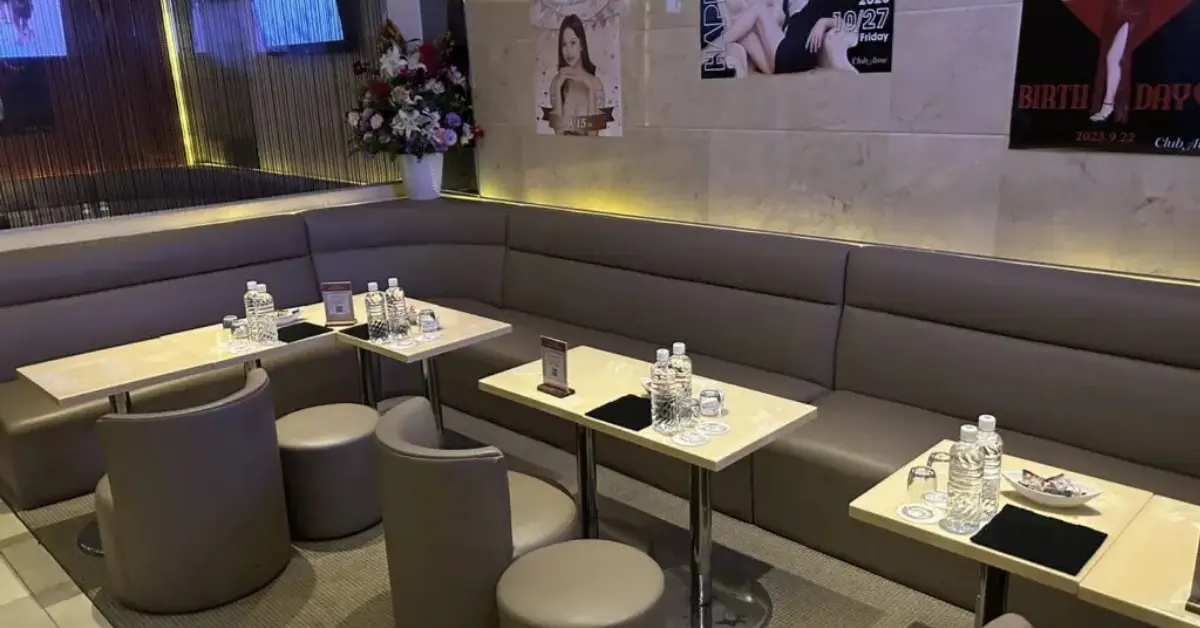 新宿歌舞伎町 アミー (Amie)のメインフロアをソファ側から撮影した店内内装