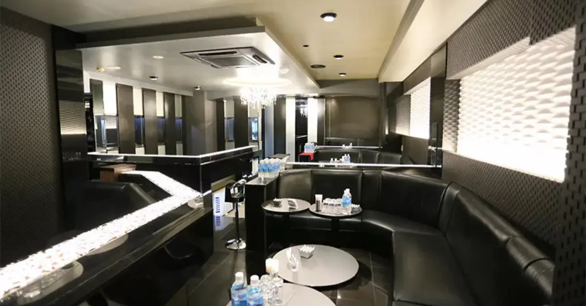 新宿歌舞伎町エテルナ（ETERNA）のメインフロアをソファ側から撮影した店内内装