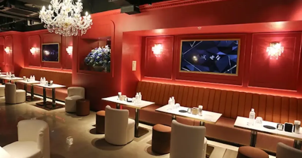 新宿歌舞伎町ナウ（CLUB NOW）のメインフロアをソファ側から撮影した店内内装
