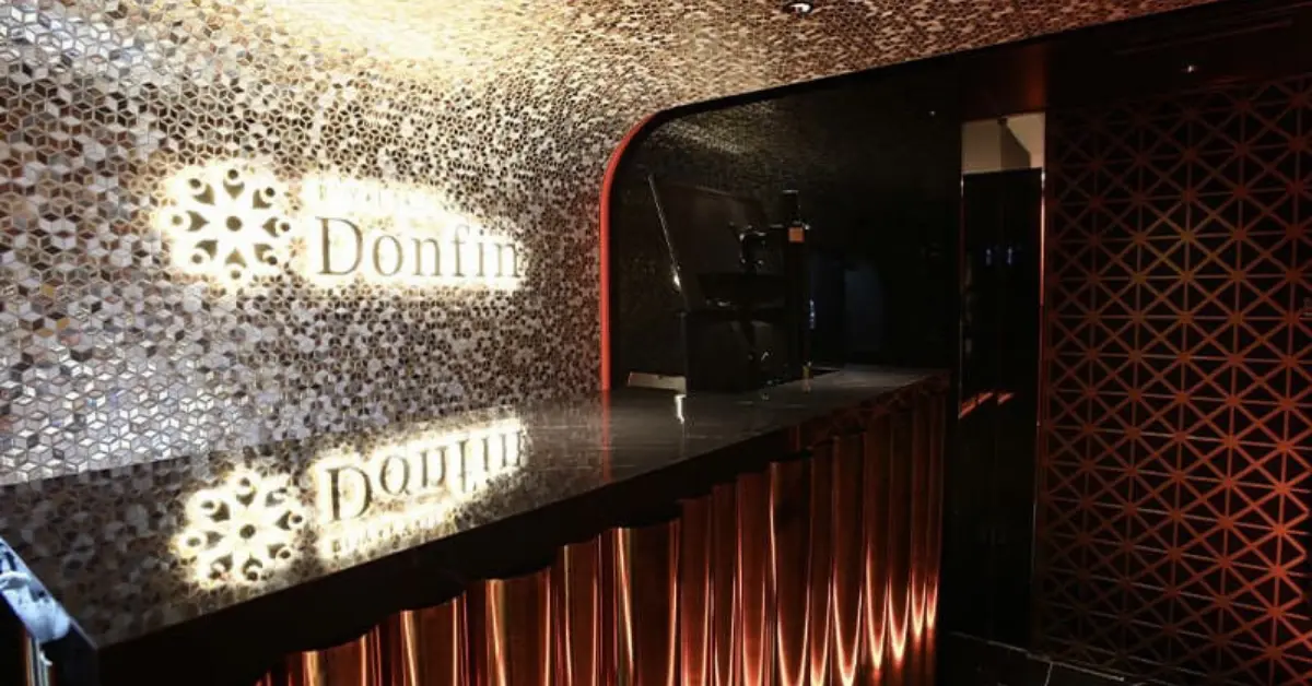 新宿歌舞伎町ドンフィンのメインフロア（店内内装・通路側から撮影） - キャバクラ体入求人