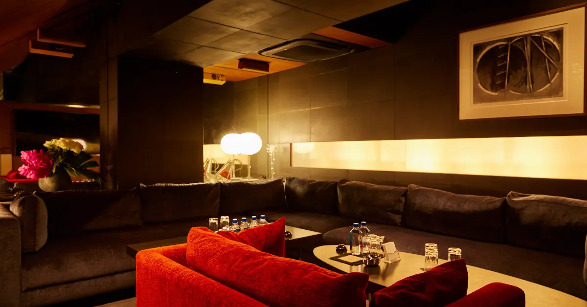 新宿歌舞伎町セリュックスのメインフロア（店内内装ソファ側から撮影） - キャバクラ体入求人