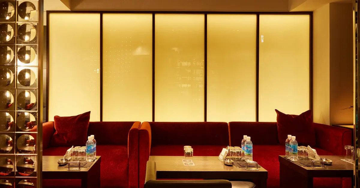 新宿歌舞伎町セリュックスのメインフロア（店内内装・テーブル側から撮影） - キャバクラ体入求人