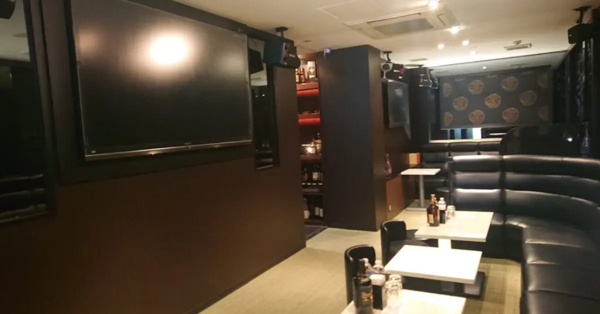 ｛銀座 ソウ（sou）｝のメインフロアをソファ側から撮影した店内内装