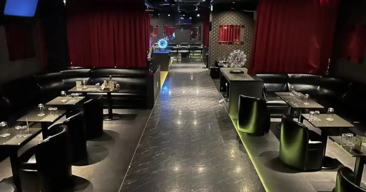 上野 コットンクラブ（cotton club）のメインフロアをソファ側から撮影した店内内装