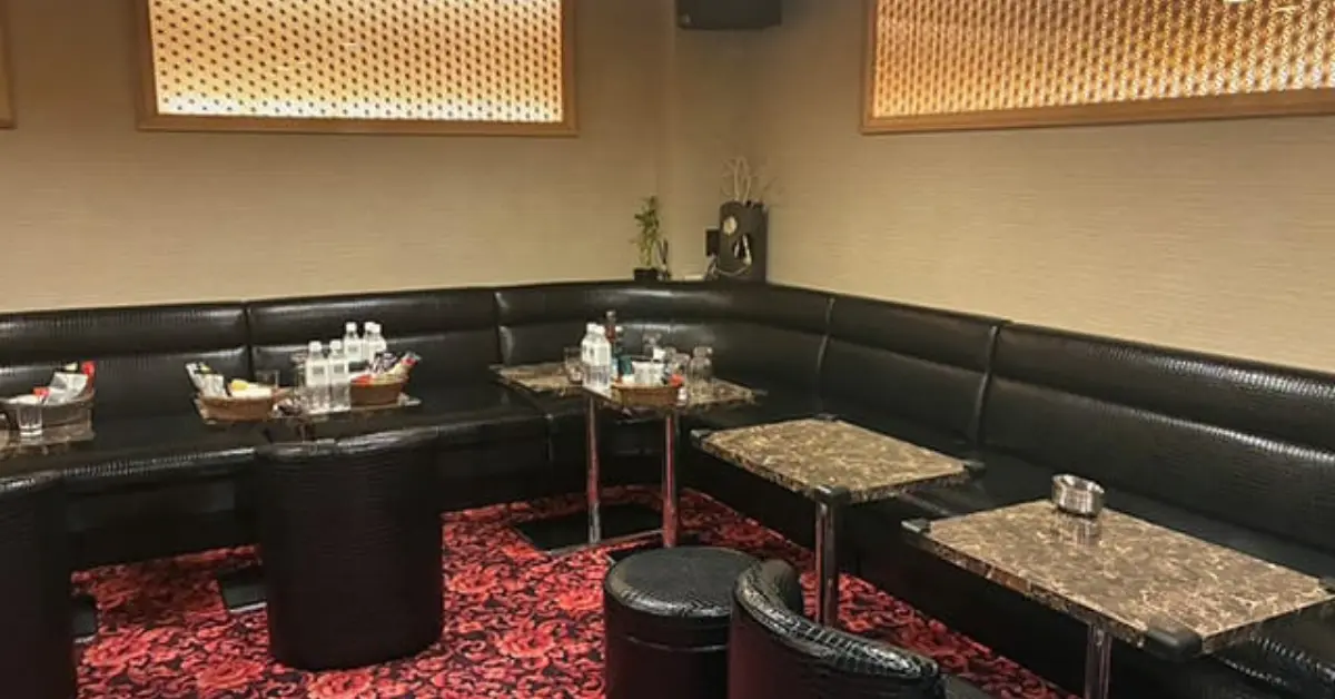 上野 レイ（lei）ののメインフロアをソファー側から撮影した店内内装