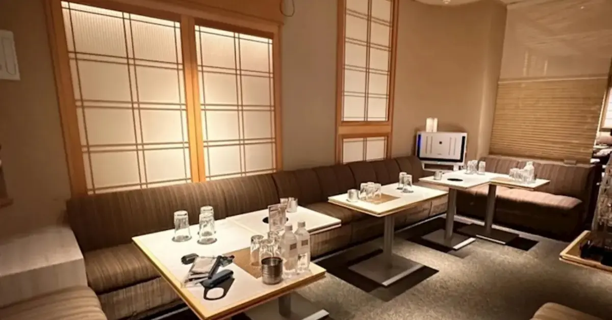 上野六乃華（ロクノハナ）のメインフロアを撮影した店内内装
