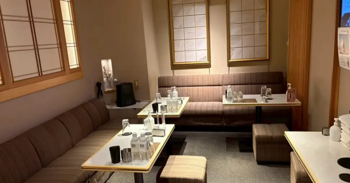 上野六乃華（ロクノハナ）のメインフロアをテーブル側から撮影した店内内装