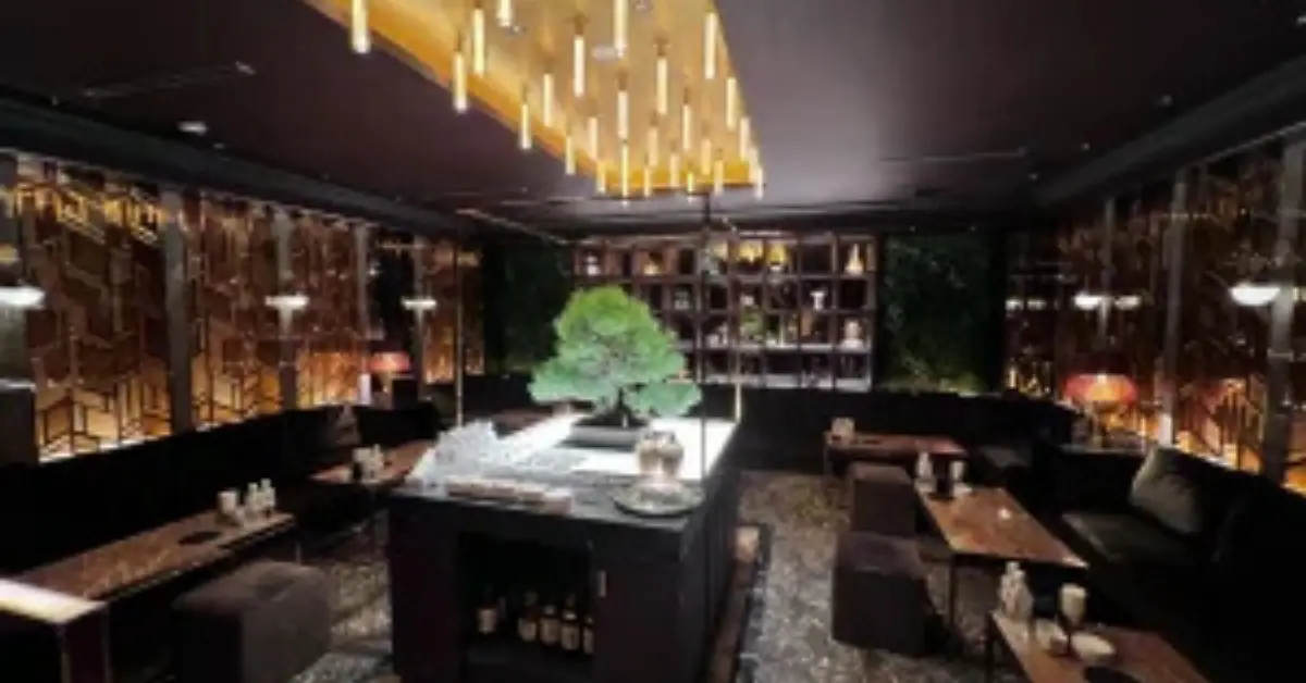 銀座ベルラウンジのメインフロア 店内内装 テーブル側から撮影