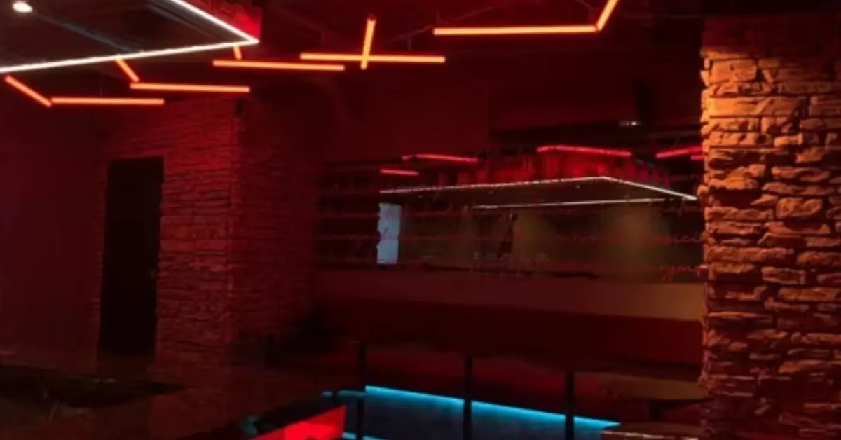 船橋アリスのメインフロア（店内内装・通路側から撮影） - ガールズバー体入バイト求人