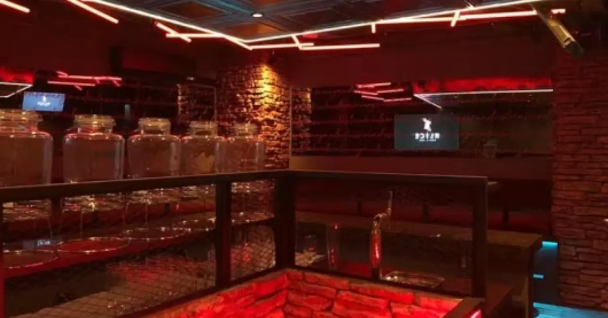 船橋アリスのメインフロア（店内内装・カウンター側から撮影） - ガールズバー体入バイト求人