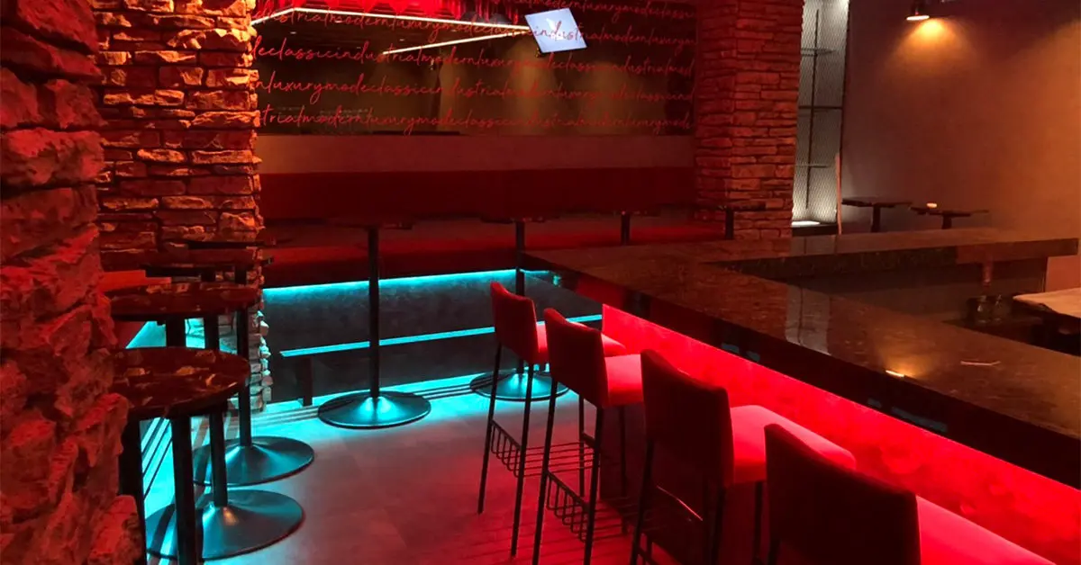 船橋アリスのメインフロア（店内内装・テーブル側から撮影） - ガールズバー体入バイト求人