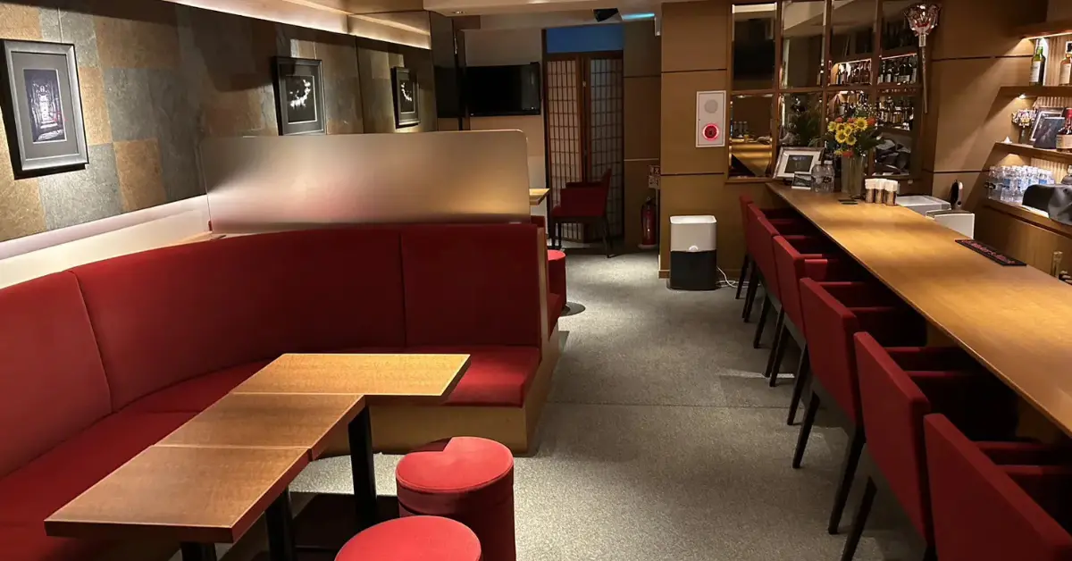 {銀座 游水(ユウスイ)}のメインフロアを撮影した店内内装