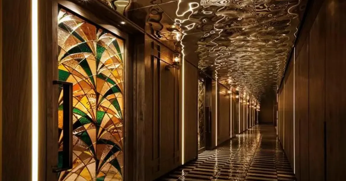 ｛神楽坂 辰巳（タツミ）｝の通路を撮影した店内内装