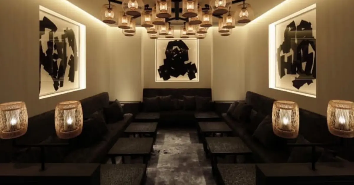 ｛神楽坂 辰巳（タツミ）｝のメインフロアを撮影した店内内装