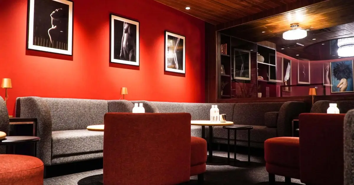 新宿歌舞伎町 ジェントルマンズクラブ（Gentleman's club）のメインフロアをソファ側から撮影した店内内装