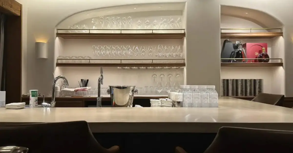 ｛銀座 サロン・ド・ムッシュ （Salon de Monsieur）｝のカウンター席 店内内装