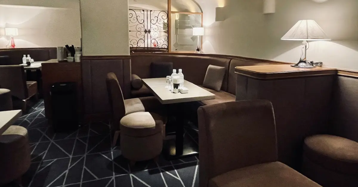 ｛銀座 サロン・ド・ムッシュ （Salon de Monsieur）｝のメインフロア 店内内装