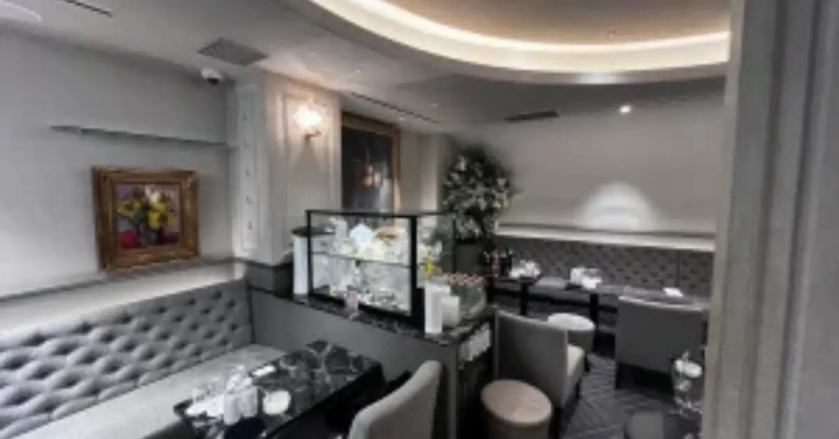 銀座ラリックのメインフロア（店内内装・ソファ側から撮影）