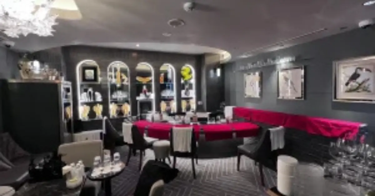 銀座ラリックのメインフロア（店内内装・テーブル側から撮影）