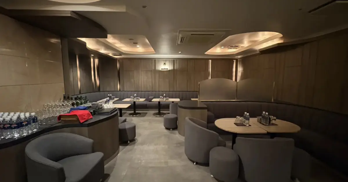 新宿歌舞伎町 アップス (UP's)のメインフロアを通路側から撮影した店内内装