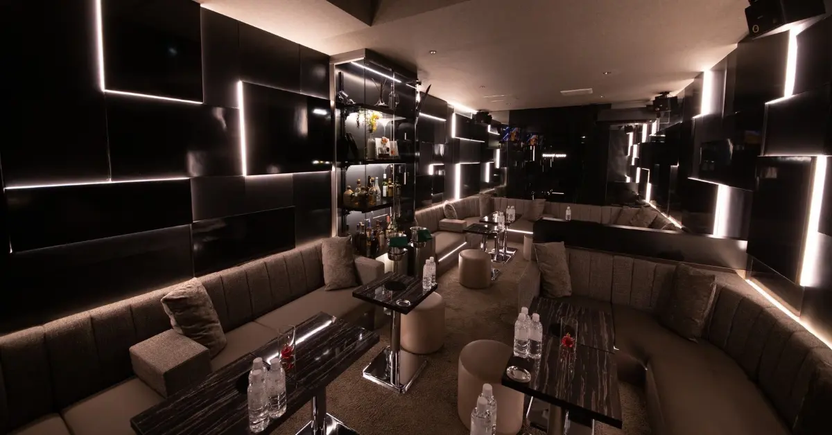 品川セカンドスペースのメインフロア（店内内装・ソファ側から撮影） - キャバクラ体入求人