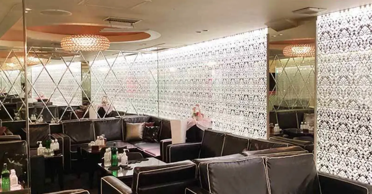 新宿歌舞伎町グローブのメインフロア（店内内装・通路側から撮影） - キャバクラ体入求人