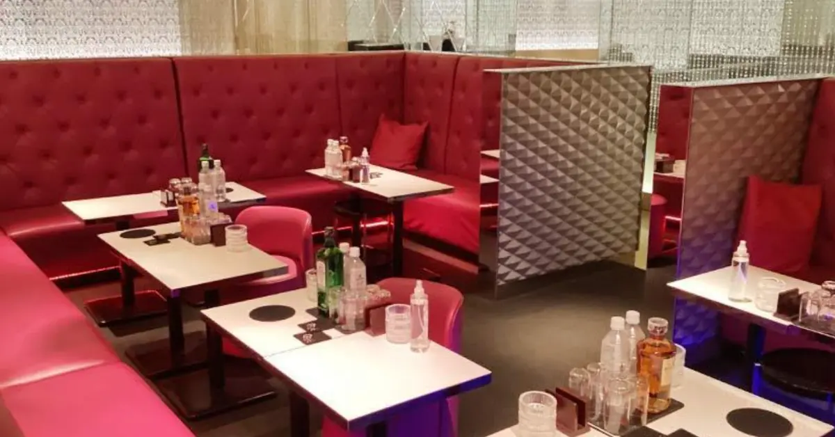 新宿歌舞伎町グローブのメインフロア（店内内装・テーブル側から撮影） - キャバクラ体入求人