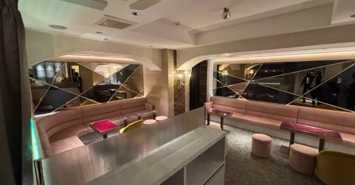 銀座カステロのメインフロア(店内内装・通路側から撮影) - 会員制ラウンジ体入求人