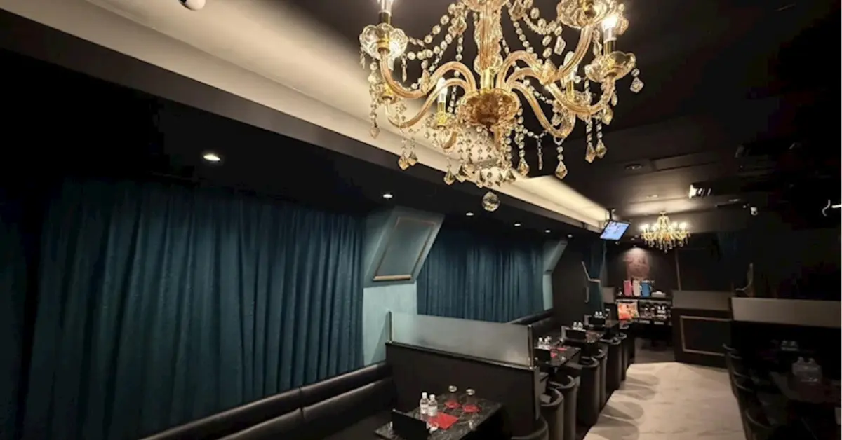 千葉富士見町バズクラブのメインフロア（店内内装・シャンデリアから撮影） - キャバクラ体入バイト求人