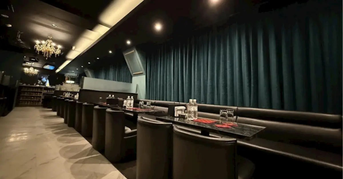 千葉富士見町バズクラブのメインフロア（店内内装・ソファー側から撮影） - キャバクラ体入バイト求人