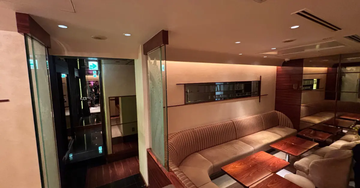 銀座アベニューのメインフロア画像 通路側から撮影 店内内装 高級クラブ体入求人