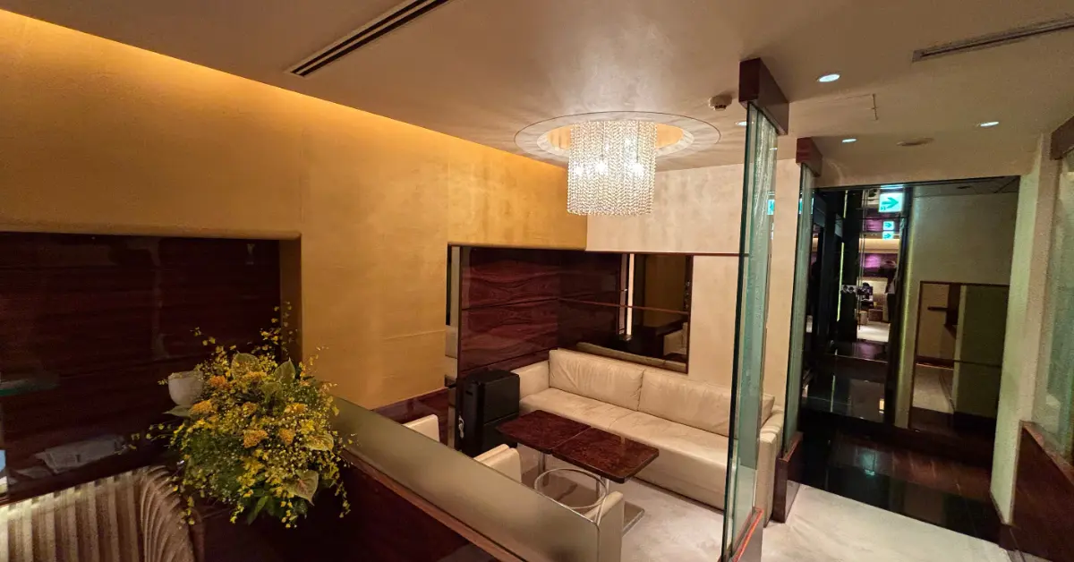 銀座アベニューのメインフロア画像 ソファ側から撮影 店内内装 高級クラブ体入求人